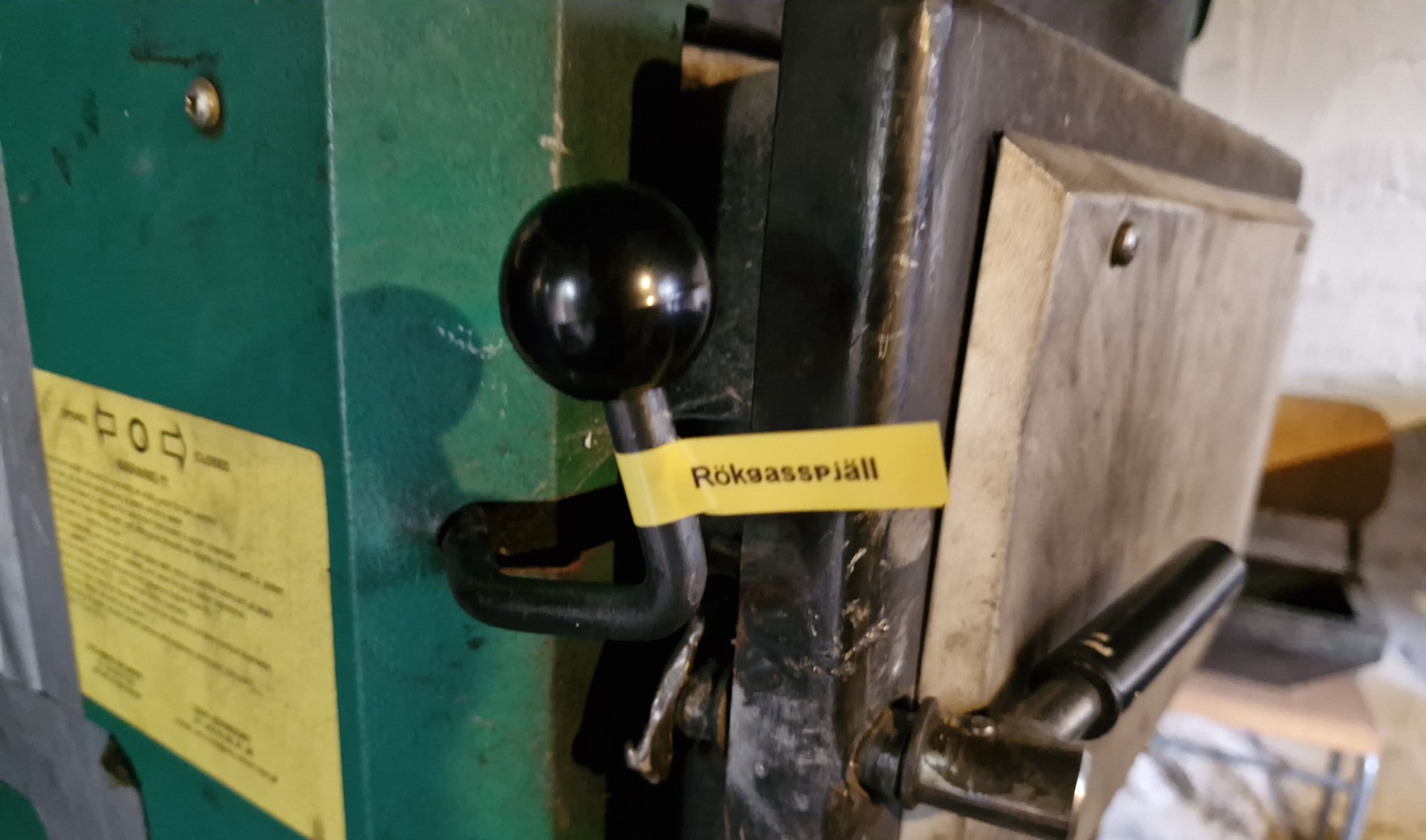 Övre luckan och rökgasspjället